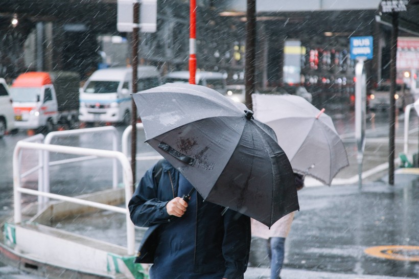 雨天街道打傘的人們圖片