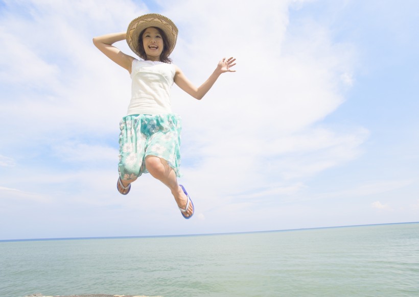 女性海邊清爽度假圖片