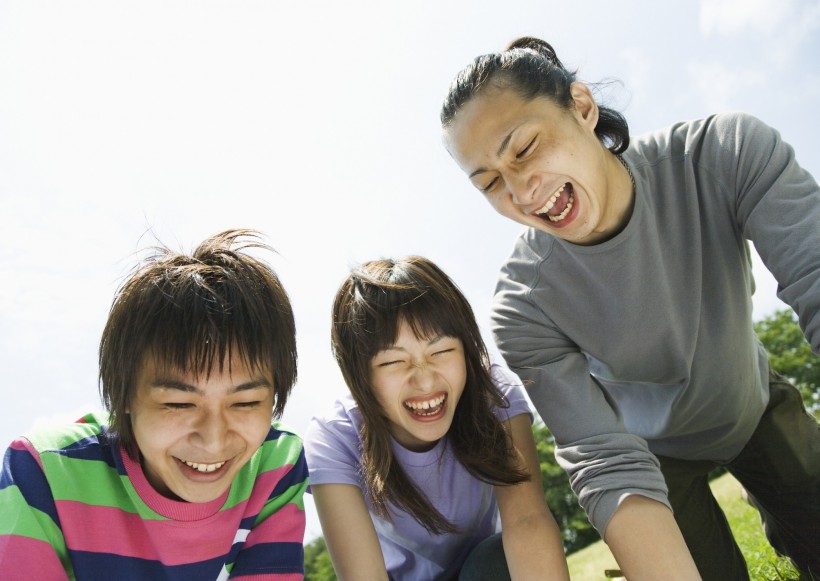 大學生校園草地休閑圖片