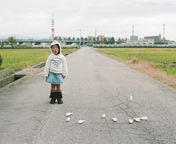 日本超萌小女孩公路攝影圖片