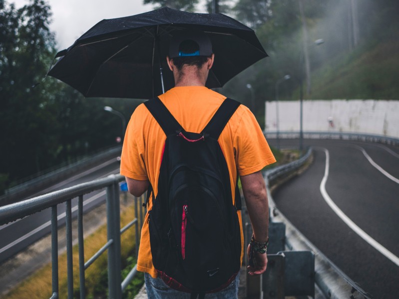 打着雨伞的人图片