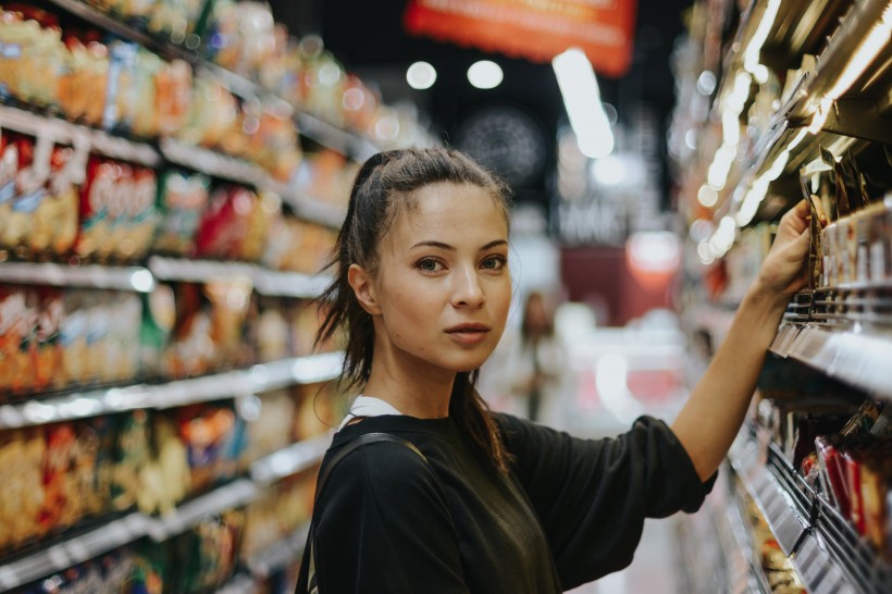 在超市购物的美女图片