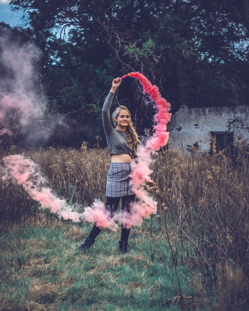 手拿烟雾棒的美女图片