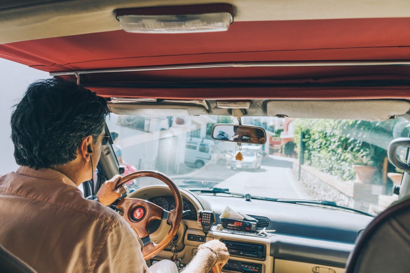 正在開(kāi)車的男子圖片