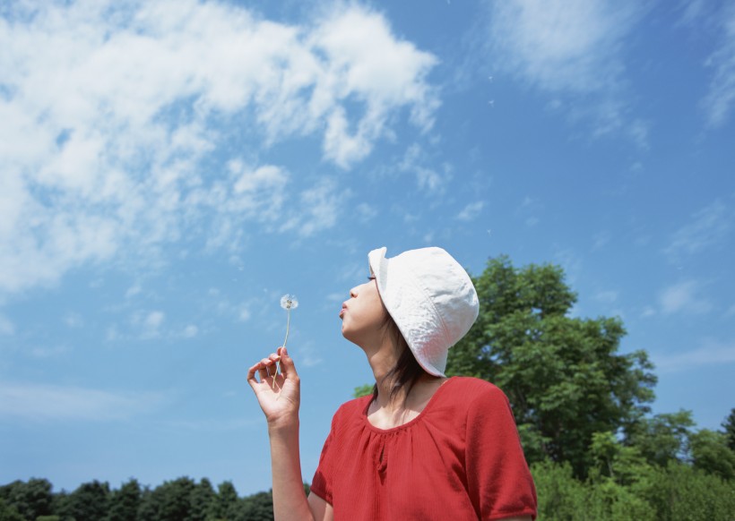 享受大自然的女性圖片