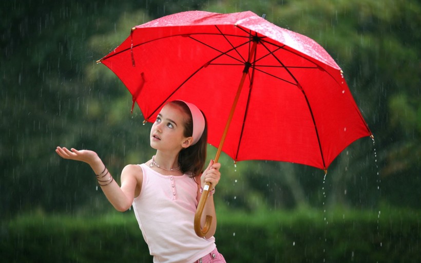 撑着雨伞的女孩图片