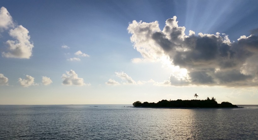 浪漫的马尔代夫海岸风景图片