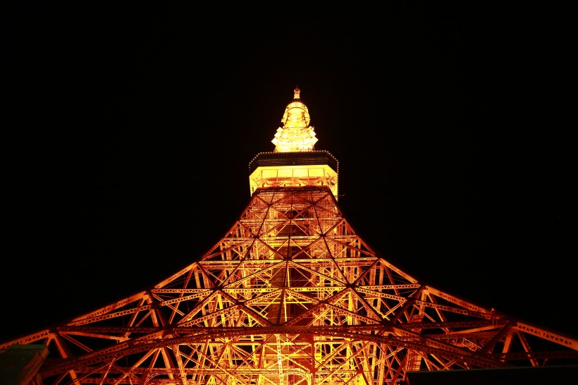 黑夜里發(fā)光發(fā)亮的日本東京塔圖片