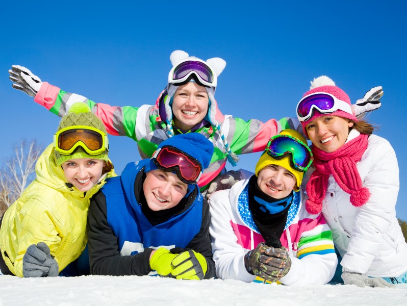 開心滑雪的一家人圖片