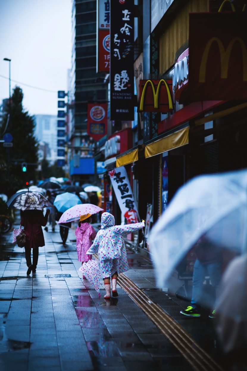 雨天街道打伞的人们图片