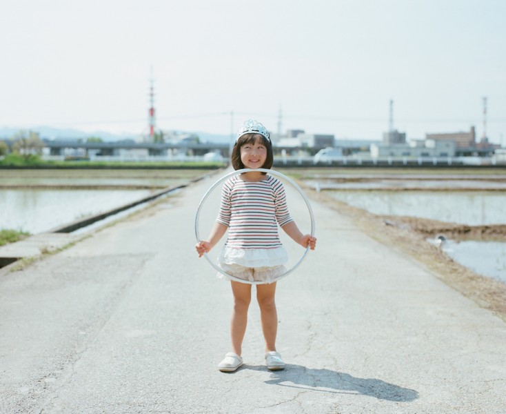 日本超萌小女孩公路摄影图片