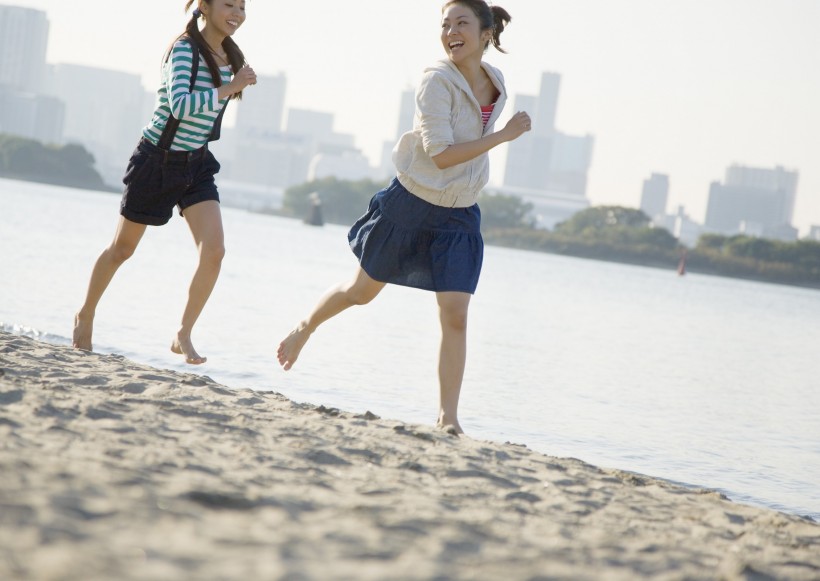 假期女孩海边玩耍图片