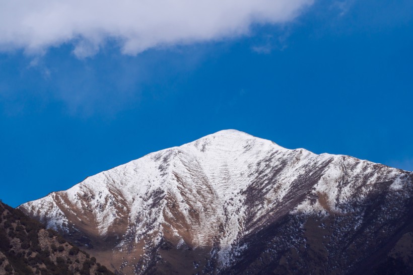 西藏林芝巍峨雪山风景图片