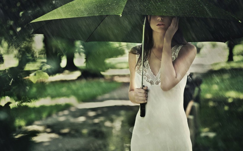 撐著雨傘的女孩圖片