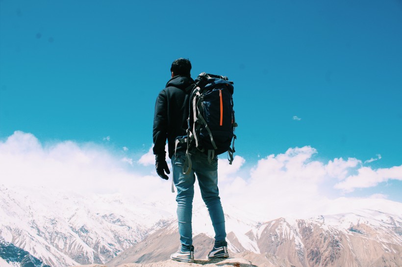 背着背包的登山者图片