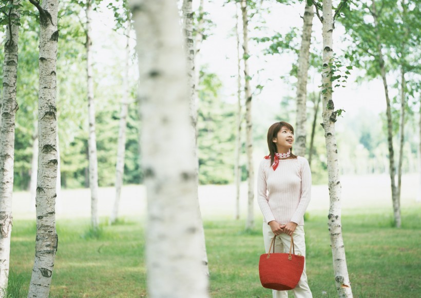 草地玩耍女性图片