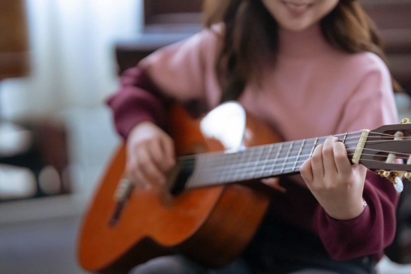 彈吉他的女子圖片