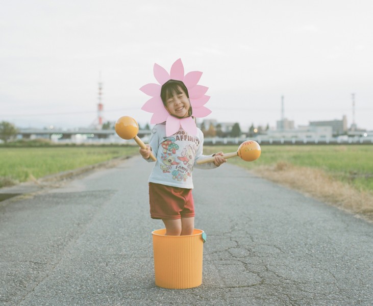 日本超萌小女孩公路攝影圖片