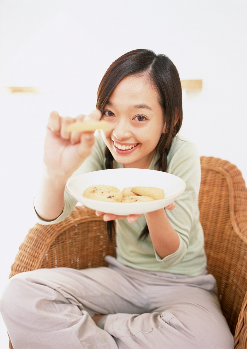 女性和食物水果图片