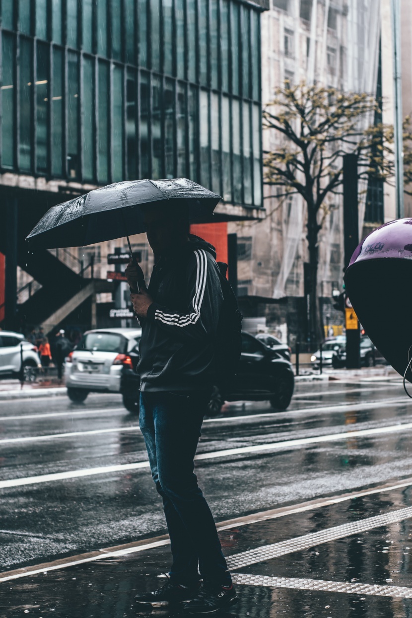 打着雨伞的人图片