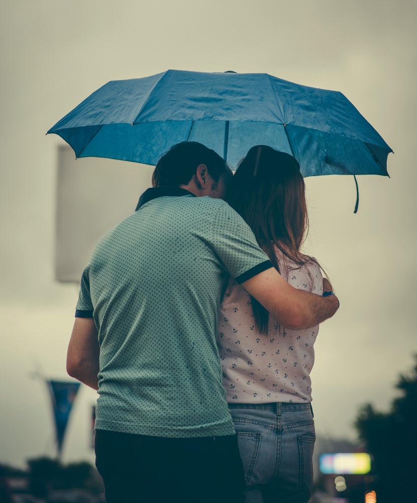 拿雨傘的人圖片