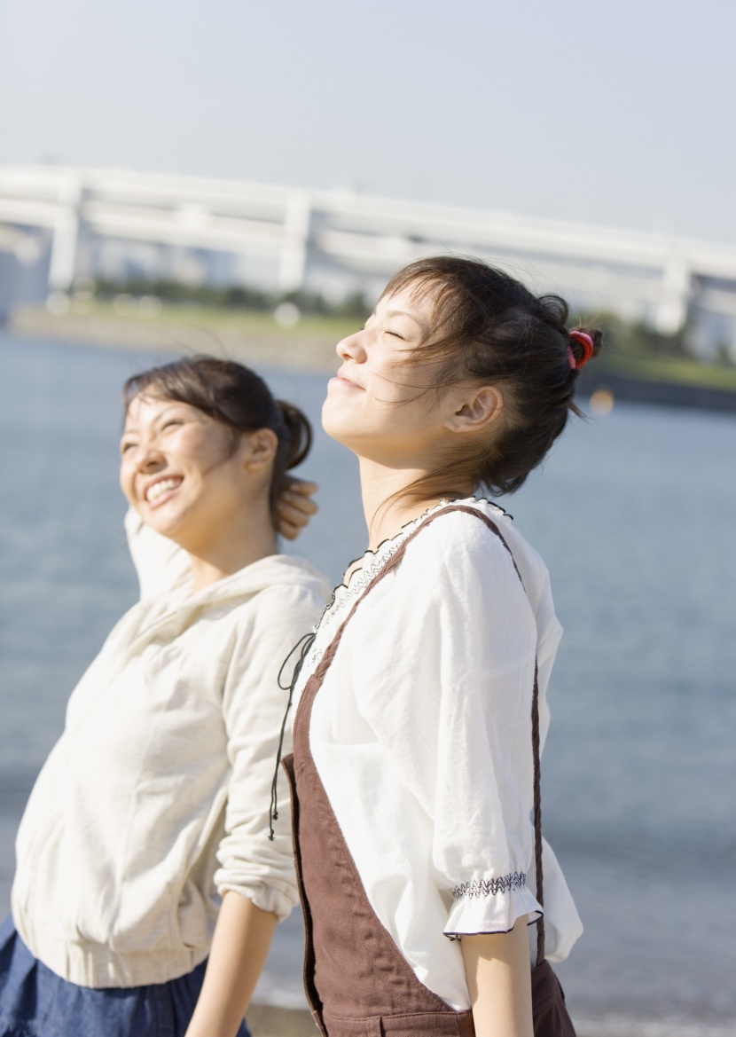 假期女孩海边玩耍图片