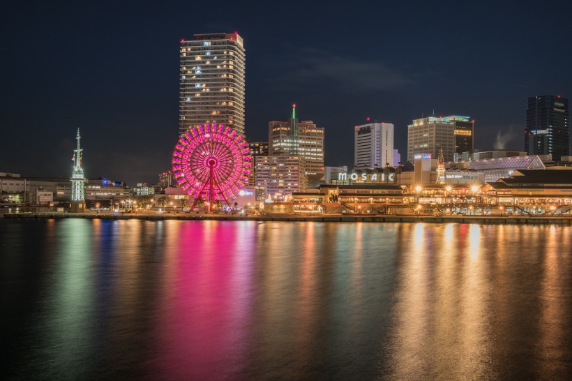 夜晚燈光璀璨的城市圖片