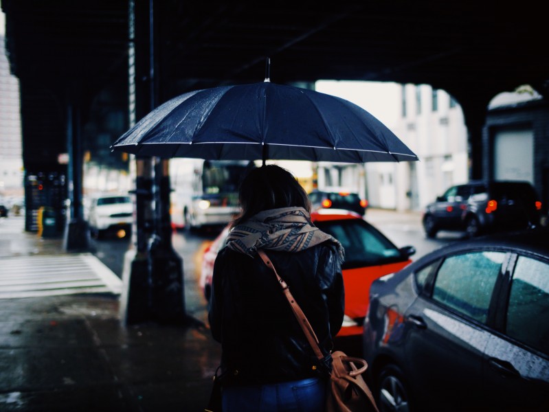 撑着雨伞的人物图片