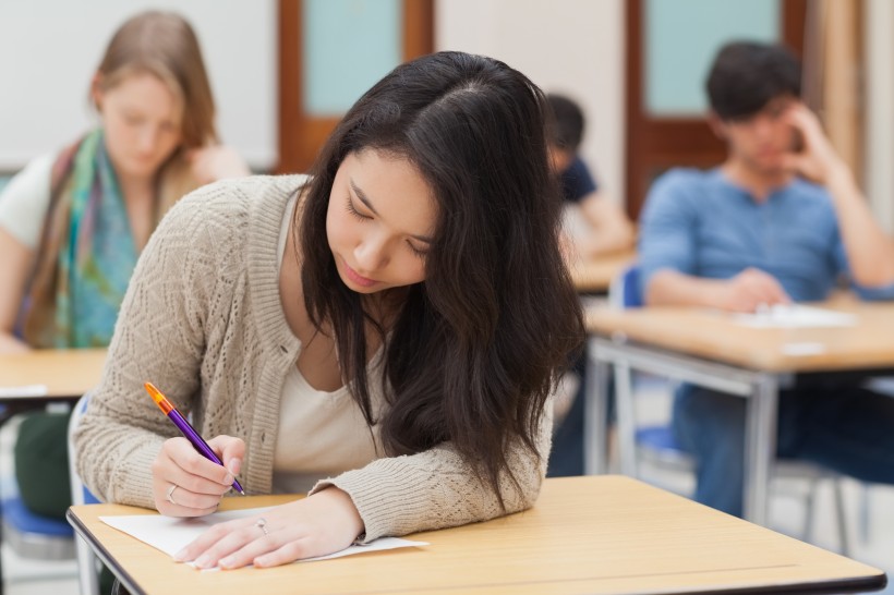 教室里学习的大学生图片