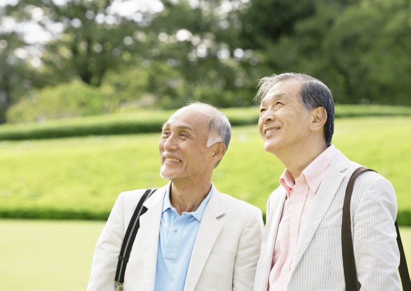 老人在户外草地休闲运动图片