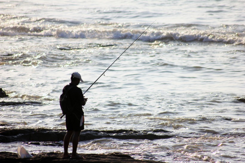 休閑釣魚的人圖片