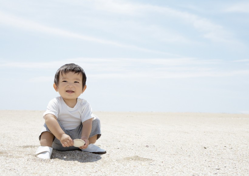 父母带宝宝去海边游玩图片