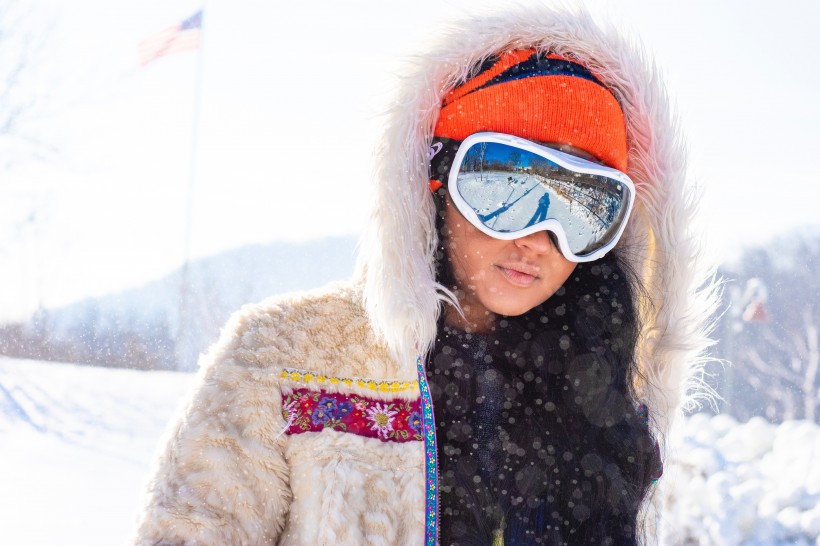 頭戴雪地護(hù)目鏡的美女圖片