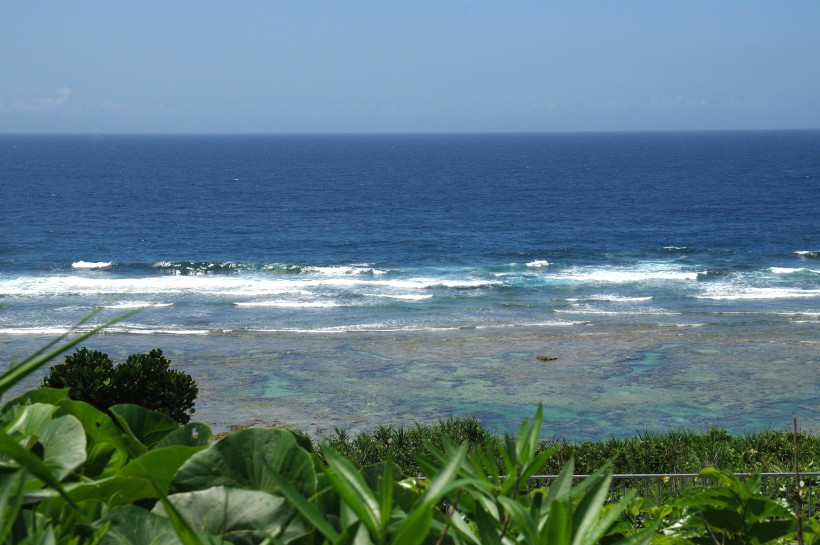 日本冲绳清澈的海水风景图片