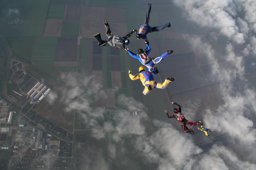 蓝天上跳伞运动员图片