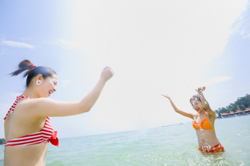 海滩女孩图片