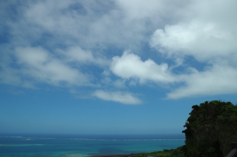 日本冲绳清澈的海水风景图片