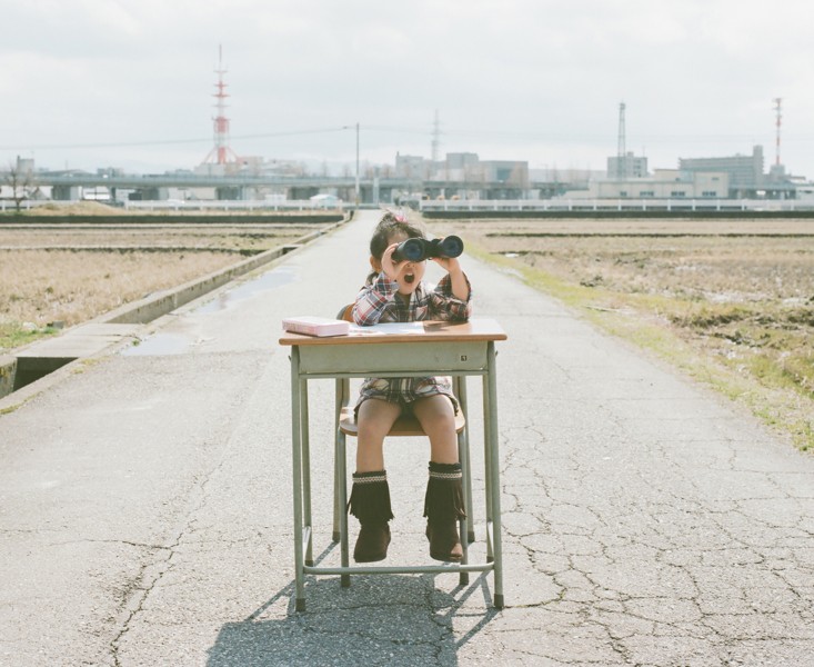 日本超萌小女孩公路摄影图片