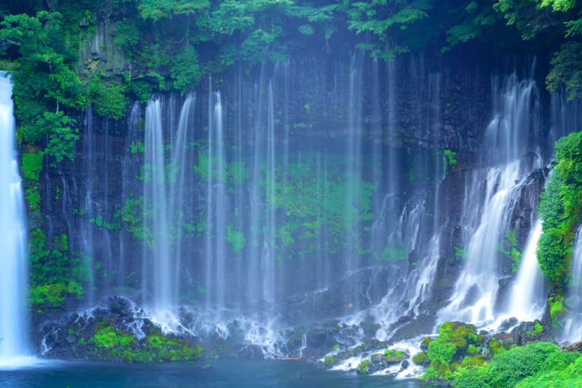 日本静冈县白丝瀑布风景图片