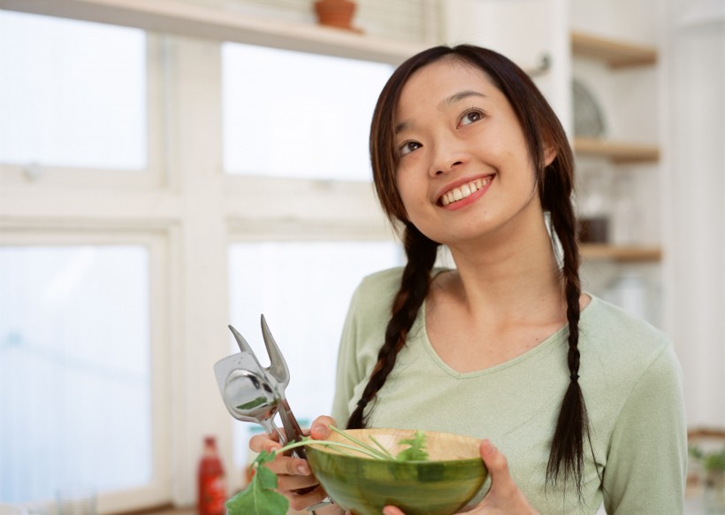 女性和食物水果图片