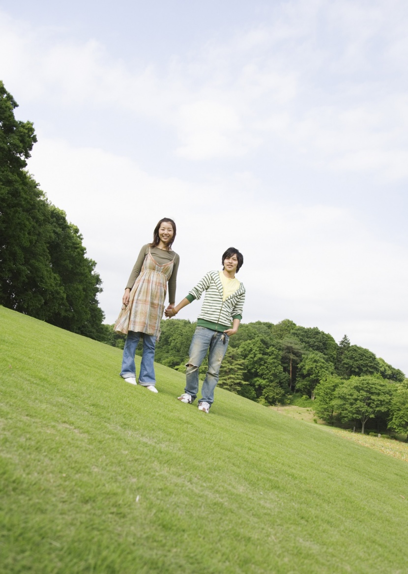 大學(xué)生校園草地休閑圖片