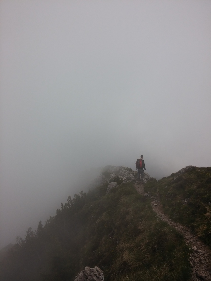 徒步旅行的旅游愛好者圖片