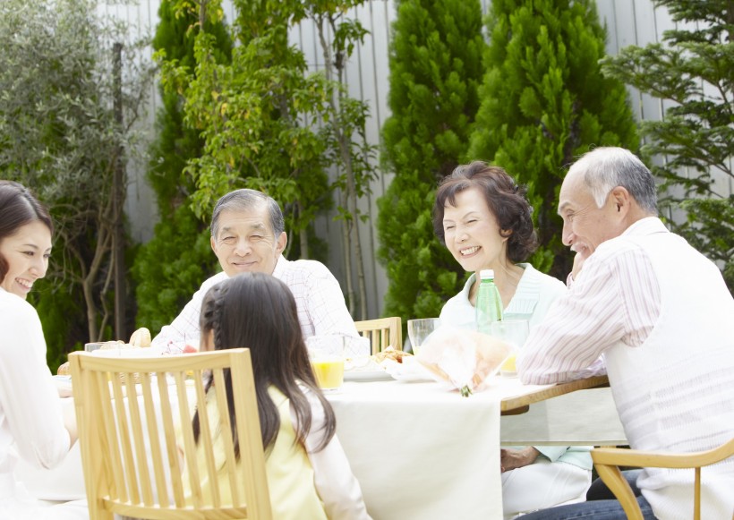 老年人户外聚餐图片