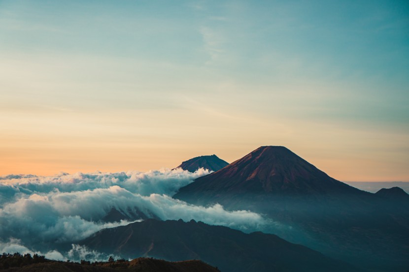 云霧繚繞的高山風景圖片