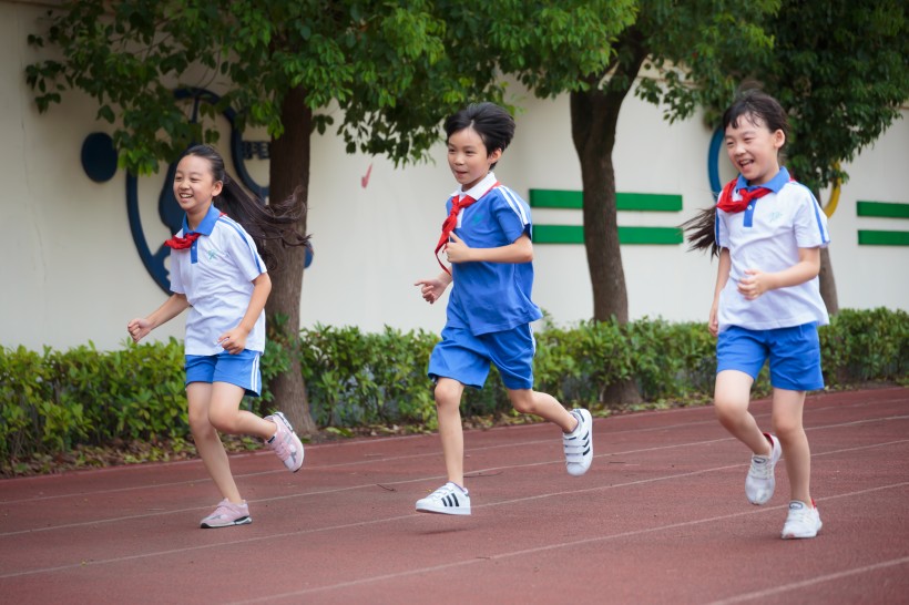 操场跑步的小学生图片