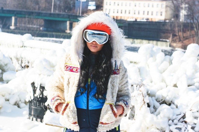 頭戴雪地護目鏡的美女圖片