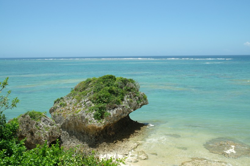 日本冲绳清澈的海水风景图片