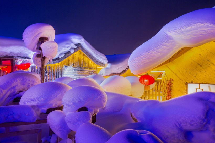 灯光下的雪乡风景图片