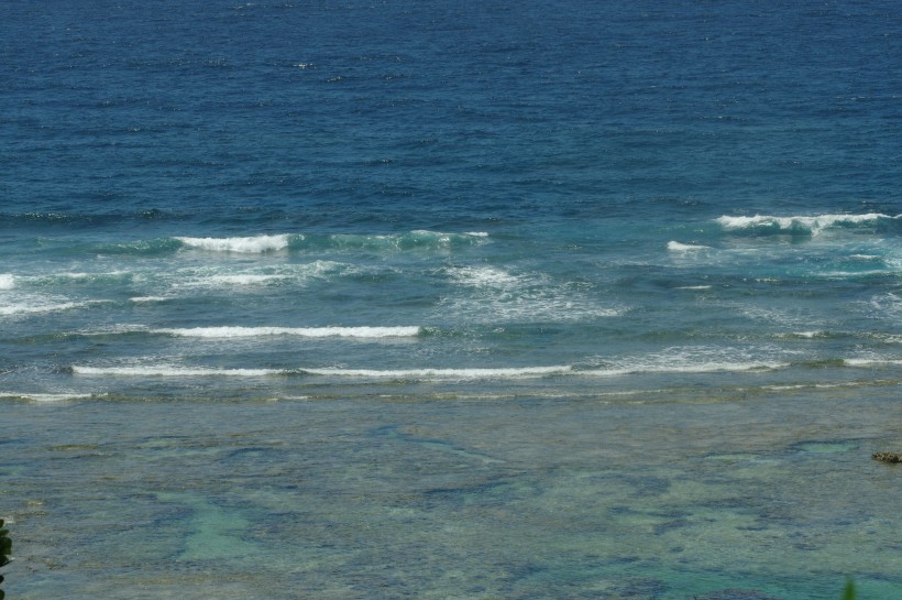 日本冲绳清澈的海水风景图片