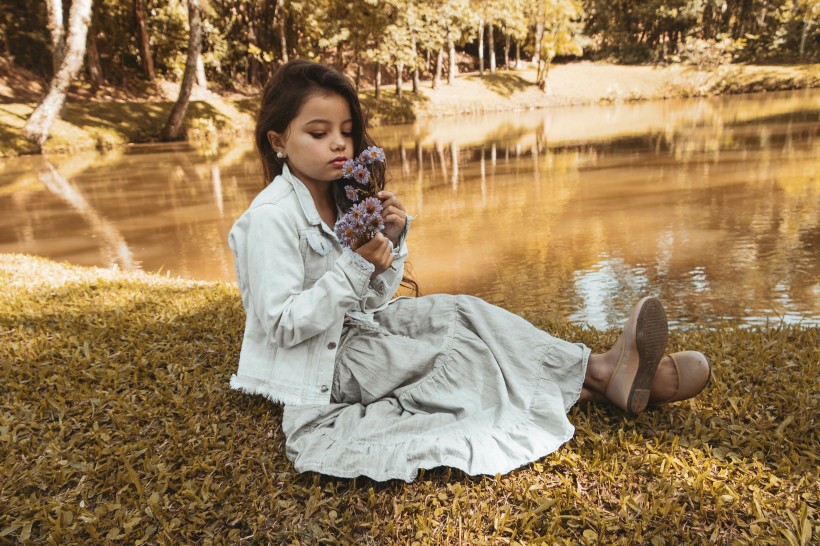 手拿花束的小美女图片